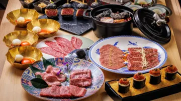 金粉やキャビアなどで彩られたワンランク上の看板メニューを堪能　 | 【個室確約×アニバーサリープラン】★ランチ・剣ヶ峰コース★世界三大珍味で彩る富士巻きやすき焼きなど全10品＋BGM＆花火付きメッセージプレート＋メッセージカード付き★恵比寿の個室焼肉で大切な日のランチ