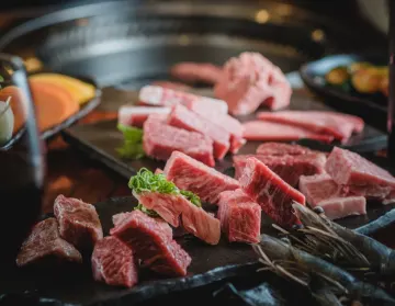 極上黒毛和牛、至福の焼肉体験 | 【個室選択可×アニバーサリープラン】黒毛和牛＆シャトーブリアン含む贅沢焼肉ディナー★メッセージ付きデザートプレート×飲み放題選択可★江坂で堪能する特別な夜