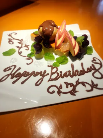 お祝いの席に欠かせないメッセージプレート | 【Annyお祝い体験限定】メッセージプレート+ワンドリンク付き★至福のアニバーサリーディナー★九州産A5ランクシャトーブリアンステーキ含む蘭コース全8品★洗練された大人の空間で堪能