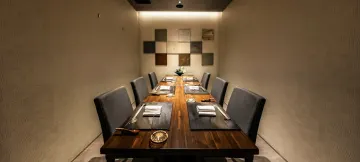 ビジネスシーンの会食に相応しい、上質なプライベート空間 | 【最大8名様 / 個室確約★接待・会食ディナープラン】五感を刺激する至高の食体験〜モダンラグジュアリーな大人の隠れ家でゲストをもてなすビジネスディナー★特撰懐石コース全9品＋プレミアムフリードリンク★赤坂駅徒歩2分