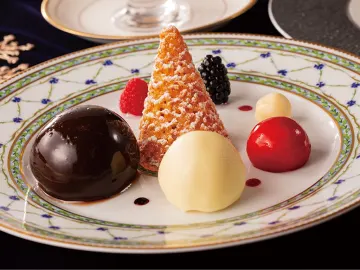 心ときめくクリスマスデザート〜甘い余韻に包まれる至福のひととき | 【12月23日〜25日限定★ベイエリアor 舞浜エリアの夜景を望む非日常空間 / クリスマスディナープラン】聖夜を彩る至福の食体験〜オマール海老や国産牛のブリオッシュ包み焼ローストを堪能★特選食材を使用した贅沢なフレンチコース★東京ベイ舞浜ホテルファーストリゾート最上階