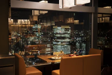 高層階から眺める壮麗な景色と共に祝す至福のランチ | 【高層階窓側席確約 土日祝限定アニバーサリーランチ】蒼天が贈るAnniversaryPlan―FUKU Style―＋乾杯シャンパン＋記念日プレート付きスペシャルケーキ