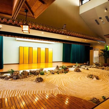 圧巻の琉球舞踊を間近で見られるお席へとご案内 | 【半個室確約　両家お顔合わせ・結納向けプラン】ロブスター、琉球料理など全12品ディナー「和食 優」＋金箔入泡盛★県庁前の料亭にて本格琉球舞踊を堪能しながら沖縄料理に舌鼓