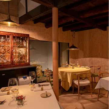 非日常空間で特別な夜を満喫 | 【アニバーサリーディナー】Synagerのハーブとフレンチが融合した10品フルコース＋ペアリング＋メッセージデザートプレート＋焼き菓子のお土産付き