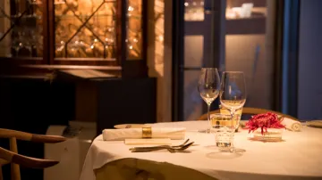 ソムリエ厳選ワインと心温まるお土産 | 【アニバーサリーディナー】Synagerのハーブとフレンチが融合した10品フルコース＋ペアリング＋メッセージデザートプレート＋焼き菓子のお土産付き