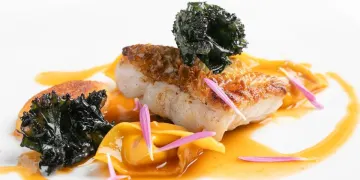 五感で味わう贅沢なフレンチに舌鼓 | 【アニバーサリーディナー】Synagerのハーブとフレンチが融合した10品フルコース＋ペアリング＋メッセージデザートプレート＋焼き菓子のお土産付き