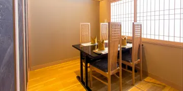 ご縁を結ぶ、大切な日に。和モダン個室で心通うひとときを | 【4名～6名様・個室確約／顔合わせ・結納ランチ＆ディナー】伊勢海老の活造り・焼き物・笹寿司など全11品　寿ぎ（ことほぎ）コース　★大阪・難波で家族の絆を深めるひととき