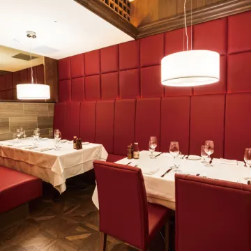 お祝いの席を彩るラグジュアリー空間 | 【最大8名◆個室選択可 大人数のお祝いディナープラン】USDA PRIME ステーキ＆魚介料理の贅沢Wメインコース全2種＋乾杯ドリンク＋メッセージ付きプレート★ホールケーキ＆プリザーブドフラワー追加可★特別な夜を彩る六本木のラグジュアリー空間