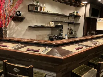 カウンターで叶える、大切な記念日のひととき | 【アニバーサリーディナープラン】オマール海老や和牛など贅沢食材を堪能するデルマールコース全10品＋メッセージプレート付き（希望制）★渡辺通駅から徒歩5分★