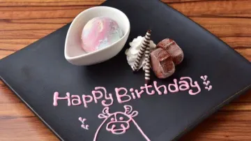 サプライズ演出にぴったりのメッセージプレートをご用意 | 【乾杯ドリンク+メッセージプレート付】馬車道でお祝い！アニバーサリーディナー★贅沢焼肉！黒毛和牛・ステーキ含むスペシャルコース全11品