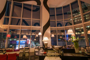 美しい夜景を望む開放感抜群の空間でごゆっくりと | 【アニバーサリーディナー】名物チリクラブなど2種のマッドクラブ料理を味わうプレミアムコース全8品＋乾杯スパークリング＋メッセージデザート★銀座の夜景や東京タワーを望む空間