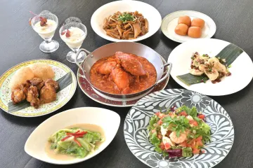 名物マッドクラブ料理を2種の味付けでご提供 | 【アニバーサリーディナー】名物チリクラブなど2種のマッドクラブ料理を味わうプレミアムコース全8品＋乾杯スパークリング＋メッセージデザート★銀座の夜景や東京タワーを望む空間