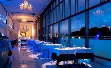 非日常を感じるDANZEROで記憶に残る顔合わせのひとときを | 【顔合わせプラン】シェフ厳選の豪華食材が織りなすフルコース全8品＋乾杯ドリンク＋メッセージプレート★専任プランナーの事前打ち合わせ付き★みなとみらい駅より徒歩8分！★新たな家族の誕生を非日常空間でお祝い★