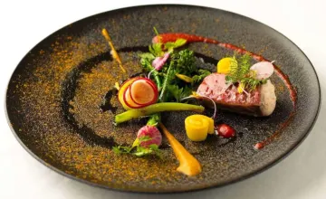 シェフ特製の季節感あふれるフルコースで最高の瞬間をお祝い | 【みなとみらいプロポーズプラン】プロポーズプランナーに相談★フルコース全8品＋選べる乾杯ドリンク＋特製デザートメッセージプレート＋赤バラ12本のお花束付き★みなとみらい駅より徒歩8分！