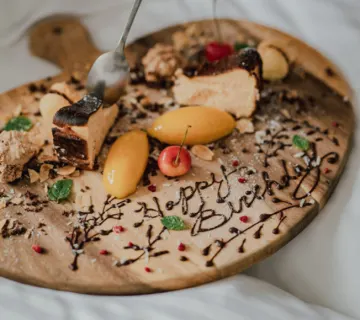 心温まるメッセージ付きデザートプレートで感動を演出 | 【アニバーサリープラン×イタリアンランチ】希少なにわ黒牛を含むコース全6品★乾杯ドリンク＋メッセージデザートプレート付き★hotel it. 大阪新町
