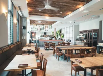 開放感あふれるラグジュアリー空間で特別なランチを | 【アニバーサリープラン×イタリアンランチ】希少なにわ黒牛を含むコース全6品★乾杯ドリンク＋メッセージデザートプレート付き★hotel it. 大阪新町
