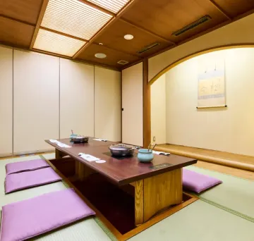 JR川崎駅すぐ、和の個室で叶えるファーストバースデーのお祝い | 【3〜12名様 / 個室確約★ファーストバースデープラン】1歳の誕生日を華やかに祝う会席料理「友禅」全8品 ・一升餅セット追加可★アクセス抜群！川崎日航ホテル内店舗でお祝い★