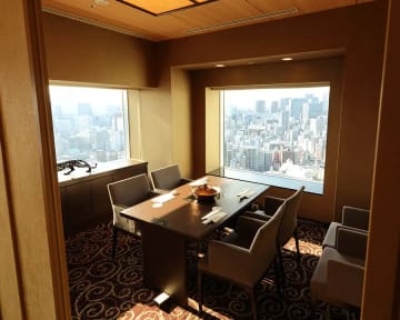 お子様の大切な日をお祝いするのに相応しい空間 | 【離乳食持込OK・ベビーカー可◎個室確約×ファーストバースデーランチプラン】すき焼き鍋or国産牛ステーキから選べるメイン「月と星の会席」全7品＋ウェルカムドリンク＋メッセージ付きプレート★銀座クレストンホテル★席利用3時間OK！お子様のお誕生日をゆっくりとお祝い