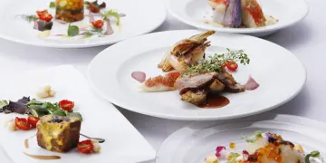 季節の恵みを使用した心躍る贅沢コースに舌鼓 | 【個室確約 結納・お顔合わせプラン】旬の厳選素材を堪能するおもてなしコース全6品+乾杯グラススパークリングワイン+メッセージプレート+チャペルでのお写真撮影サービス★神戸の隠れ家レストランで優雅な結納・顔合わせを