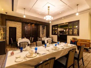 クラシカルなエレガント空間が演出する特別なひととき | 【アニバーサリー/プロポーズディナープラン】スペシャリテ“国産牛フィレ肉のパイ包み焼き”を贅沢に堪能★本格フレンチコース全7品＋乾杯シャンパン＆メッセージを添えたホールケーキ〜ホテルモントレ銀座で祝う優雅なひととき