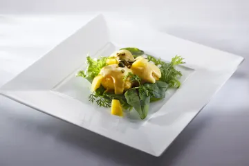 五感を満たす食体験★美容、健康、アンチエイジングが叶う唯一無二の“新”広東料理 | 【最大6名様★大人数のお祝いディナープラン】唯一無二の美食体験〜匠の技光る逸品×旬野菜を堪能★ヘルシーな“新”広東料理コース全8品＋乾杯シャンパン＋メッセージ付プレート★気品漂う洗練空間〜東京駅直結・東京ステーションホテル