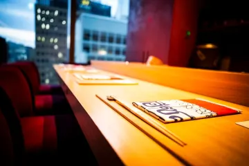 虎ノ門ヒルズ直結の好立地「鮨 すがひさ」で独創的な鮨を堪能 | 【アニバーサリープラン】エスニック風の創作鮨などの全15品コース★虎ノ門ヒルズ駅直結の好立地で肩肘張らないリラックス出来るお祝い