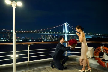 真紅のバラに想いを託して――専用デッキで誓う、永遠の愛 | 【夜景×東京湾クルーズ / プライベート個室でプロポーズディナー】ハート形の航路に想いを込めて★豪華フレンチフルコース＋乾杯シャンパン＆フリードリンク＆ケーキ★真紅のバラ＆記念撮影も！プランナーがサポート★映画のような感動の瞬間を叶える