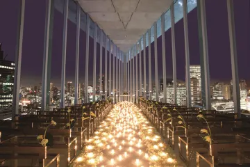 夜景に包まれた幻想的な空間で記憶に残るプロポーズを | 【天空のチャペル貸切プロポーズプラン】豪華フレンチディナーコース＋チャペルのキャンドル装飾＋赤バラ20本の花束＋フリードリンク★煌めく梅田の夜景に包まれて