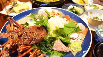 伊勢海老を贅沢に味わう、お祝いの日の特別コース | 【座敷・個室有★最大40名 / 大人数のお祝いプラン】天ぷらや刺身盛りを含む伊勢海老コース★諫早の重厚な和空間で至福の団らんを