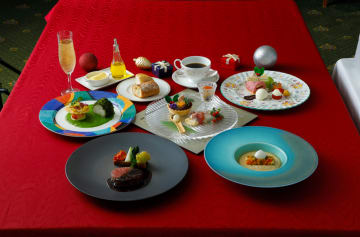 キャンドルに包まれたテーブルで味わう珠玉のフレンチ | クリスマス限定！【個室貸切×東京湾の夜景クルーズで叶えるプロポーズ】珠玉のフレンチフルコースディナー×乾杯シャンパン＆フリードリンク×ケーキつき★バラの花束＆記念撮影＆記念グラスつきの豪華演出★安心のプランナーサポート★日の出桟橋発着のハート型航路で誓う永遠