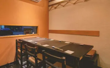 落ち着いた和空間で過ごす、お祝いの日 | 【最大10名！和食×隠れ家×お祝いディナープラン】厳選された旬の魚介を堪能するディナーコース全6品★西天満の魚専門小料理屋で至福のひとときを