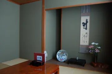 接待・会食に最適な落ち着いた和の空間 | 【最大24名◆個室選択 接待・会食ランチプラン】極上の越前蟹を堪能する特別フルコース全4種★越前の旬が織りなす格別のおもてなし