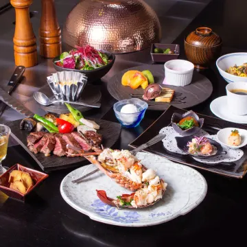 彩り豊かな鉄板焼フルコースで祝う特別なランチ | 【最大6名×大人数お祝いランチ】目の前で焼き上げる活伊勢海老＆選べる国産牛など全10品★笑顔あふれるお祝いの席に｜なんば駅すぐ×落ち着いた空間で心温まるひとときを