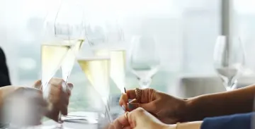 ご両家の晴れやかな門出を彩る演出★選べるオプションで華やかに | Anny限定【4〜10名様 / ホテル最上階からの夜景を望む個室確約★ご結納・ご両家お顔合わせディナープラン】新進気鋭のシェフが贈る珠玉のフレンチコース＋メッセージプレート★乾杯ドリンク付コース有〜ご両家の絆をやさしく紡ぐ、晴れやかな門出〜5つ星ホテル / ザ・ペニンシュラ東京