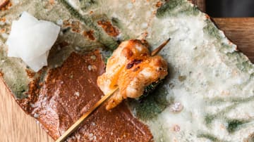 鹿野地鶏を中心とした贅沢焼鳥コースでプロポーズを演出 | 【結婚相談所にて成婚されたカップルさん限定！バラ12本付きプラン】個室確約♪鹿野地鶏の炭火焼鳥コース＋乾杯酒＋バラの花束12本＋オーダーメイドのデザートプレート★焼鳥×ドイツワインで叶えるプロポーズのひととき★三宮駅より徒歩5分！【プロポーズ丸投げプラン！】