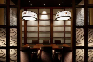 洗練された和モダンな空間で過ごす贅沢な時間 | 【最大16名可 大人数のお祝いプラン】伝統と巧みな技で織りなす～ふくコース～+乾杯ドリンク付き★120年の伝統を誇るふぐ料理の老舗で笑顔あふれる特別なお祝いを★永田町駅 徒歩2分の好立地