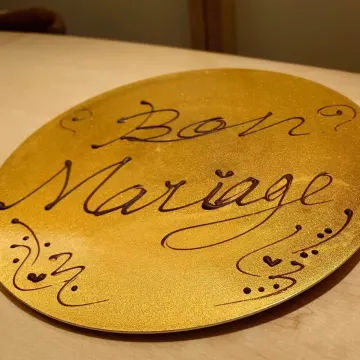 心温まるメッセージプレートで特別な瞬間を演出 | 【最大6名 個室選択可×お祝いディナー】お好きなコースを選べる！贅沢フレンチコース＋メッセージ付きプレート★銀座・日比谷に位置する予約困難なパリの名店で贅沢なひとときを