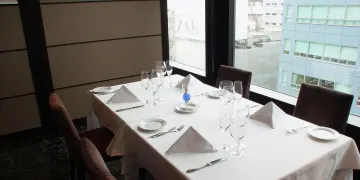 銀座の夜景を見下ろす洗練されたプライベート空間 | 【個室確約×夜景 / プロポーズディナープラン】和牛サーロインと鮮魚Wメインの贅沢イタリアンコース全8品＋乾杯シャンパン★銀座の一等地で贈るドラマチックなひととき