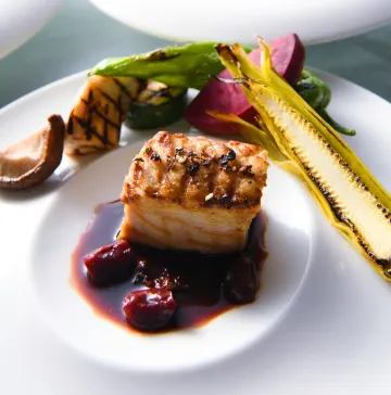 五感で楽しむクリスマス★極上の美食と贅沢なひととき | 【クリスマスランチ2025】Xmas特別ランチコース＋乾杯用グラスシャンパン  モエ・エ・シャンドン付き★ホテルプラザ神戸最上階「スマイリーネプチューン」で贅沢なランチタイムを