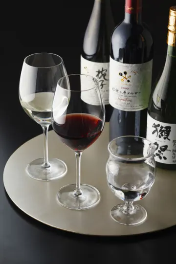 乾杯スパークリングとメッセージプレートで彩る特別なひととき | 【東京駅直結！】特選黒毛和牛を楽しむアニバーサリーディナー★記念日を盛り上げる乾杯スパークリング＆フルーツメッセージプレート付き★ライブ感あふれるカウンター席