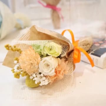 大切な顔合わせに最適な花束のご用意も可能 | 【4名様より貸切可 顔合わせ・結納プラン】季節のフレンチフルコース11品★池下にある五感を刺激するフレンチでご家族の新しい門出をお祝い