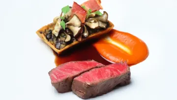 大切な人と過ごすクリスマスに、旬の食材満載の贅沢フレンチ | 【個室確約 / クリスマスランチプラン】Menu Noel 2025 キャビアやトリュフ、希少和牛フィレ等高級食材をご堪能いただけるクリスマスコース＋テーブルをバラの花びらで華やかに彩る “テーブルデコレーション“ ＋お土産付き★銀座の上質空間で過ごす、大切な人との特別なクリスマス