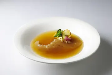 五感を満たす食体験★美容、健康、アンチエイジングが叶う唯一無二の“新”広東料理 | 【憧れのホテルレストラン×アニバーサリーディナー】大切な方に贈る至高の食体験★旬野菜を堪能〜ヘルシーな“新”広東料理コース全8品＋乾杯シャンパン＋メッセージ付プレート★モダンとエレガンスが溶け合う洗練空間〜東京駅直結・東京ステーションホテル