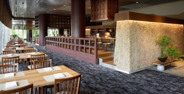 落ち着いたテーブル席で、心安らぐ贅沢な時間を | 【アニバーサリーランチプラン】黄金出汁が織りなす極上会席全9品★乾杯スパークリング×メッセージ付きプレート★琵琶湖ホテルのモダンな上質空間で満喫するひととき