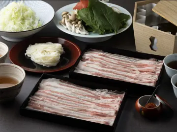 伝統のお出汁でいただく名物の「出汁しゃぶ」 | 【最大10名 個室確約×接待･会食プラン】厳選豚肉の出汁しゃぶ会席★西麻布の隠れ家で旬の食材と共におもてなし