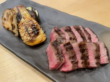 極上斉藤牛の塊焼きで味わう贅沢な記念日ディナー | 【個室確約／顔合わせ・結納プラン】2種類から選べる斉藤牛溶岩焼をメインとしたコース・飲み放題付き選択可能★恵比寿の上質空間で両家の絆を深める温かな顔合わせを