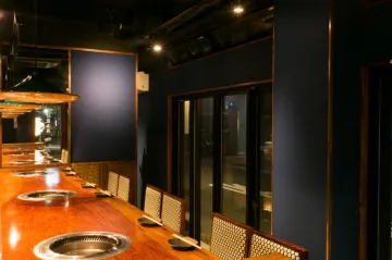 職人技を堪能できるカウンター席または、プライベート感がある個室 | 【カウンター席or個室選択可×アニバーサリープラン】黒毛和牛シャトーブリアン含む極上焼肉コース★飲み放題選択可★肥後橋で過ごす贅沢なひととき