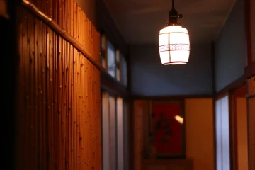 昭和初期の古民家レストランで体験する、四季折々の懐石料理 | 【個室確約×アニバーサリー/顔合わせ】旬の素材に舌鼓・懐石ディナー「藍コース」★昭和情緒溢れる隠れ家で心ゆくまで