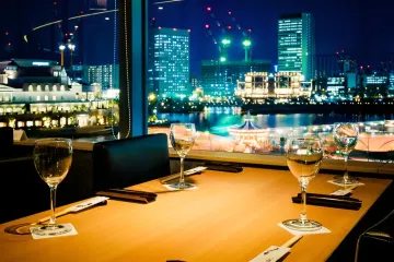 アニバーサリーやプロポーズにぴったりの非日常的な空間 | 【記念日・誕生日・プロポーズに】みなとみらい駅直結★選べる2種のデザート＆乾杯ドリンク＆メッセージプレート付き★テーブル席 or 2名仕切りカップルシートor 窓際席★豪華アニバーサリーディナー★飲み放題付きも選択可！