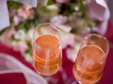 ハレの日を彩る★乾杯用のグラススパークリングワイン＋卓上装花 | 【5〜20名様 / 個室確約★ご結納・ご両家お顔合わせプラン】美食の饗宴★極上フレンチコース＋乾杯用グラススパークリングワイン＋卓上装花★非日常へと誘う優雅なプライベート空間でご両家の絆を深める美食のひととき〜ホテルモントレ大阪★JR大阪駅徒歩5分